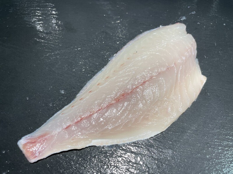 Filet de daurade royale sauvage frais, prêt à cuisiner