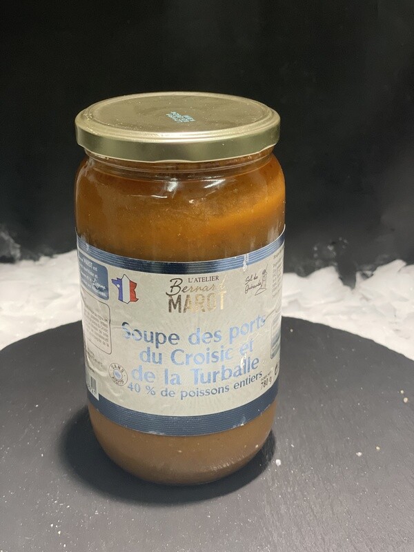 Soupe de poissons traditionnelle avec rouille et croûtons grillés, prête à déguster 