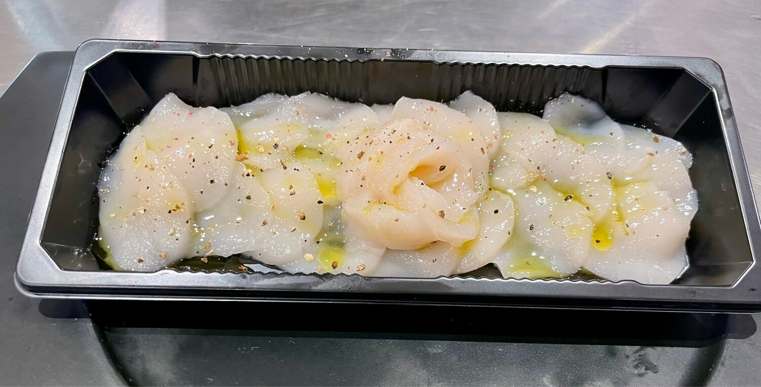 Carpaccio de noix de Saint-Jacques fraîches, assaisonné avec citron