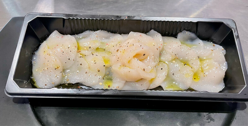 Carpaccio de noix de Saint-Jacques fraîches, assaisonné avec citron