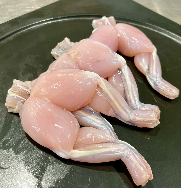 Cuisses de grenouilles crues prêtes à cuisiner