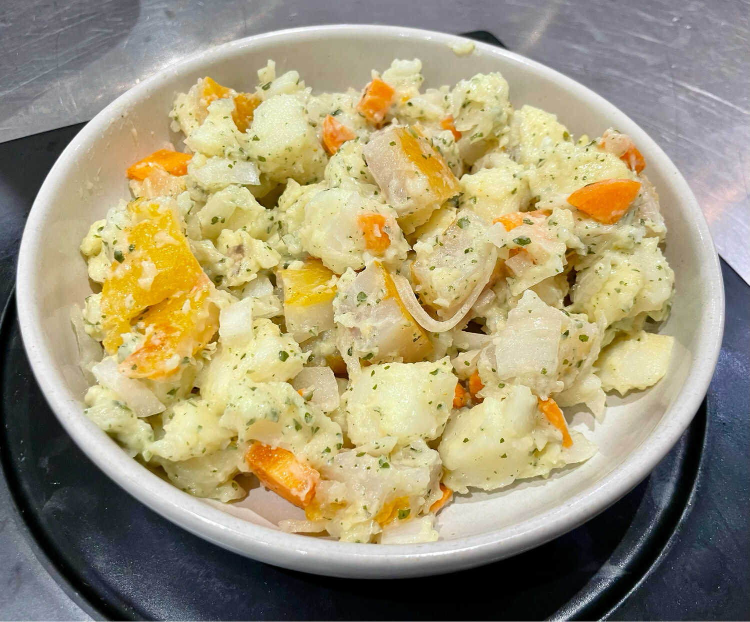 Salade de haddock fumé, pommes de terre et légumes, assaisonnement frais et citronné