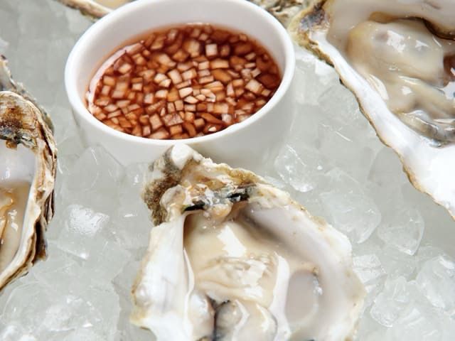 Vinaigre à l'échalote, condiment traditionnel pour accompagner huîtres et fruits de mer