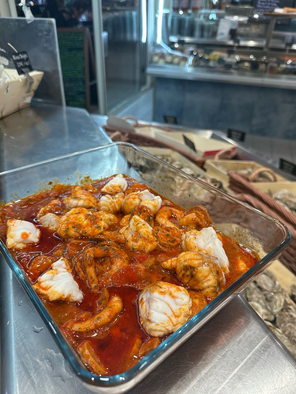 Rougail de lotte cuisiné, morceaux de lotte mijotés à la tomate, aux épices et aux aromates
