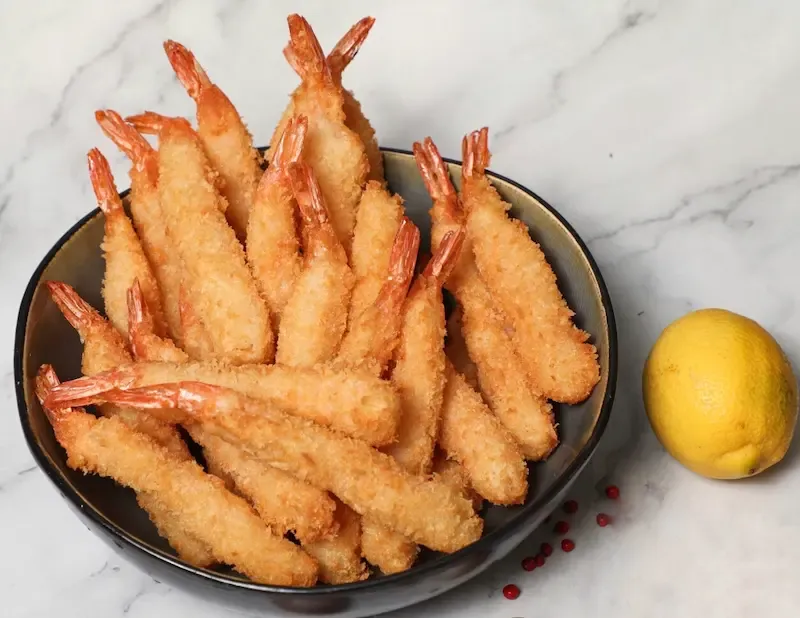 Tempura de crevettes croustillantes, panées et dorées, prêtes à réchauffer