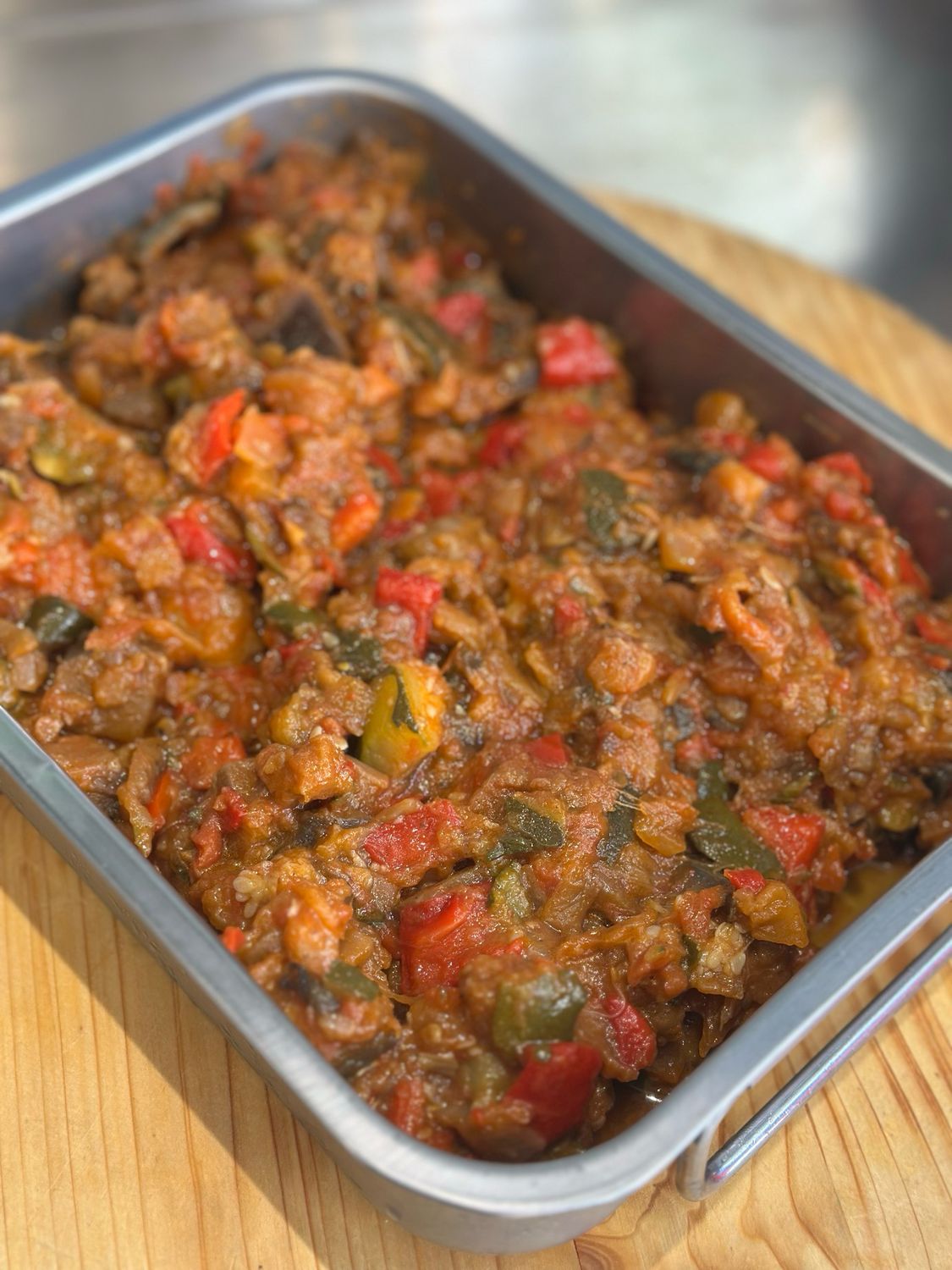 Ratatouille artisanale aux légumes du soleil, mijotée avec tomates, courgettes, aubergines et poivrons