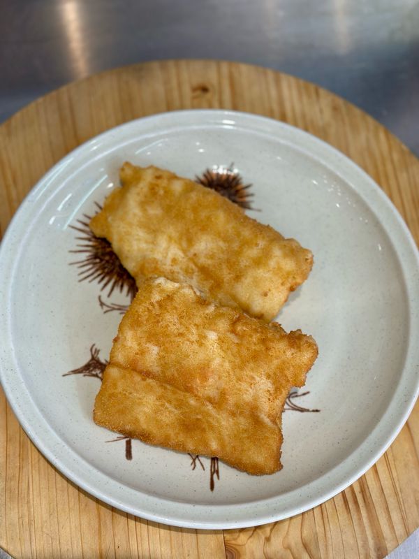 Fish and chips maison, filet de poisson pané doré et croustillant prêt à réchauffer