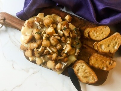 BAKED BRIE WITH CINNAMON PEARS