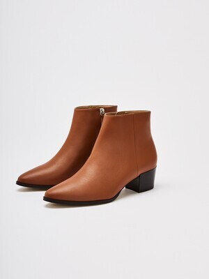Ankle bootie cognac