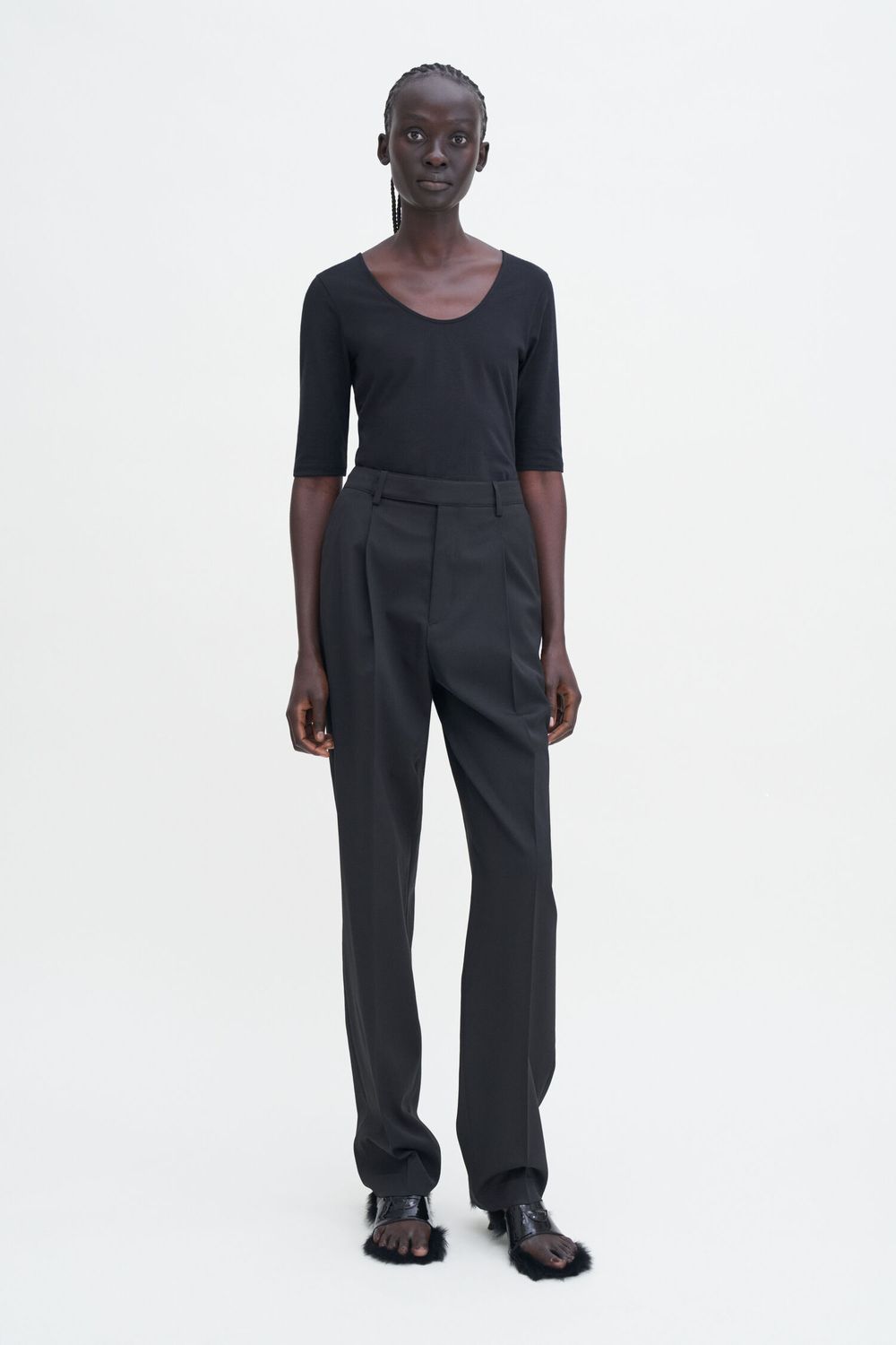 Scoop neck top black