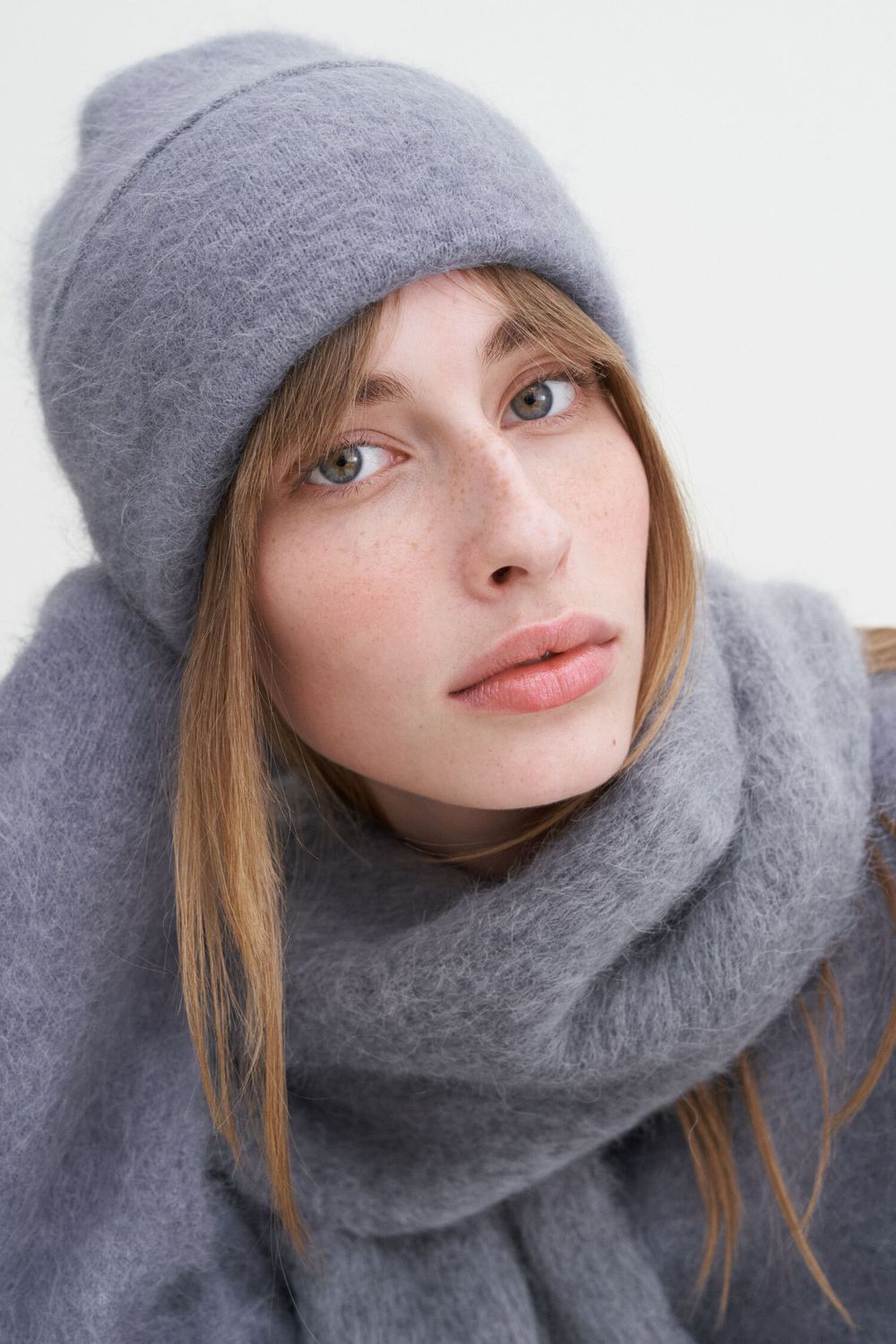 Fluffy hat lila-grau