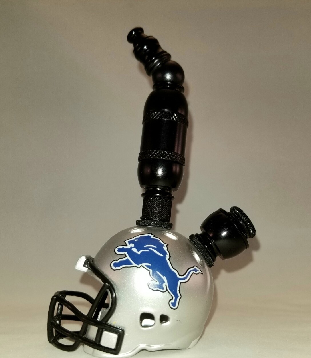 DETROIT LIONS "BAD ASS" NFL FOOTBALL HELMET SMOKING PIPE Upright/Black Anodized