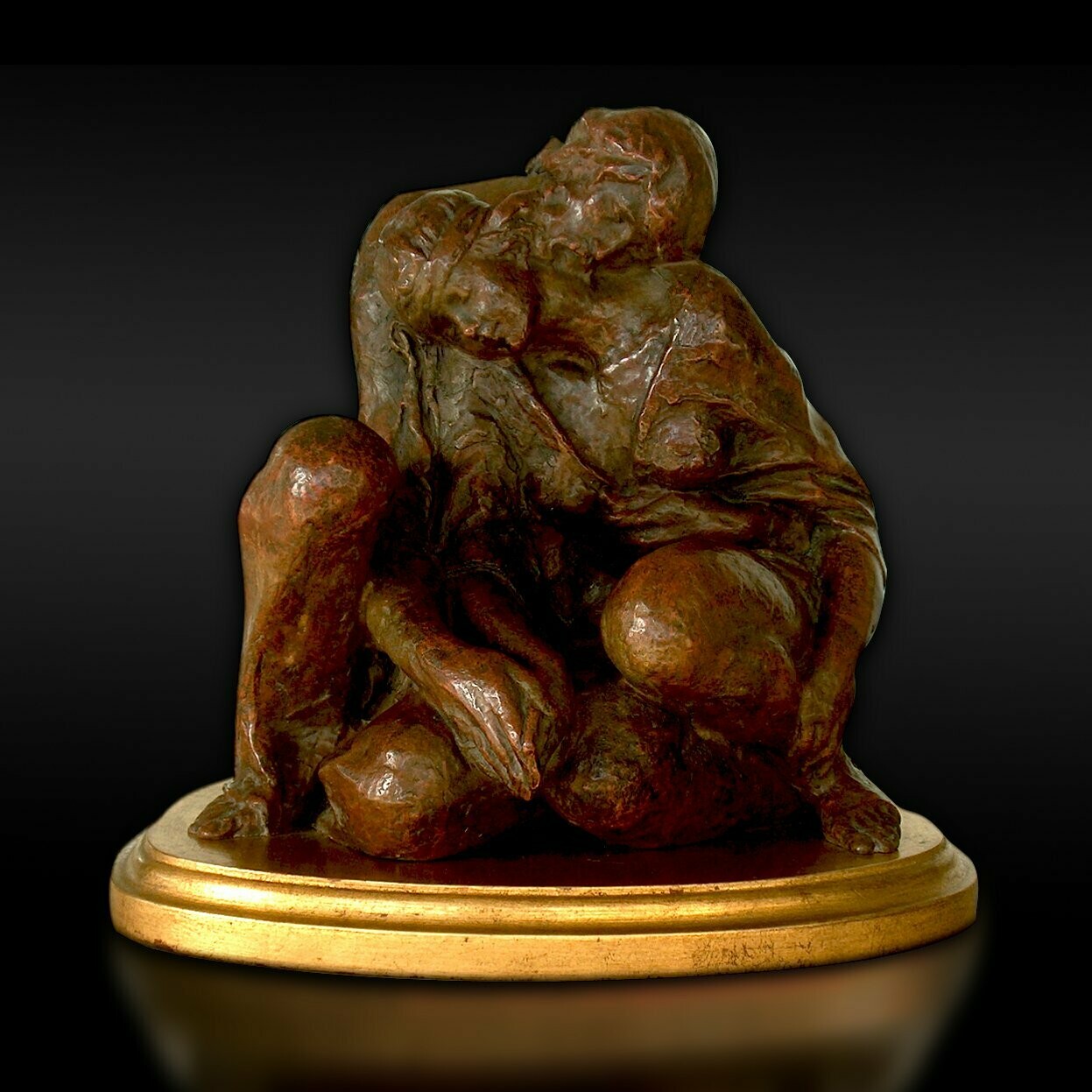 Escultura acabada en terracota de una pareja de hippies abrazándose