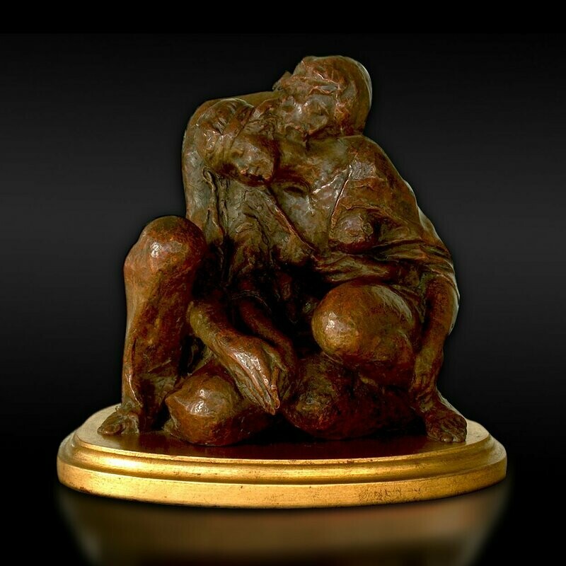 Escultura acabada en terracota de una pareja de hippies abrazándose