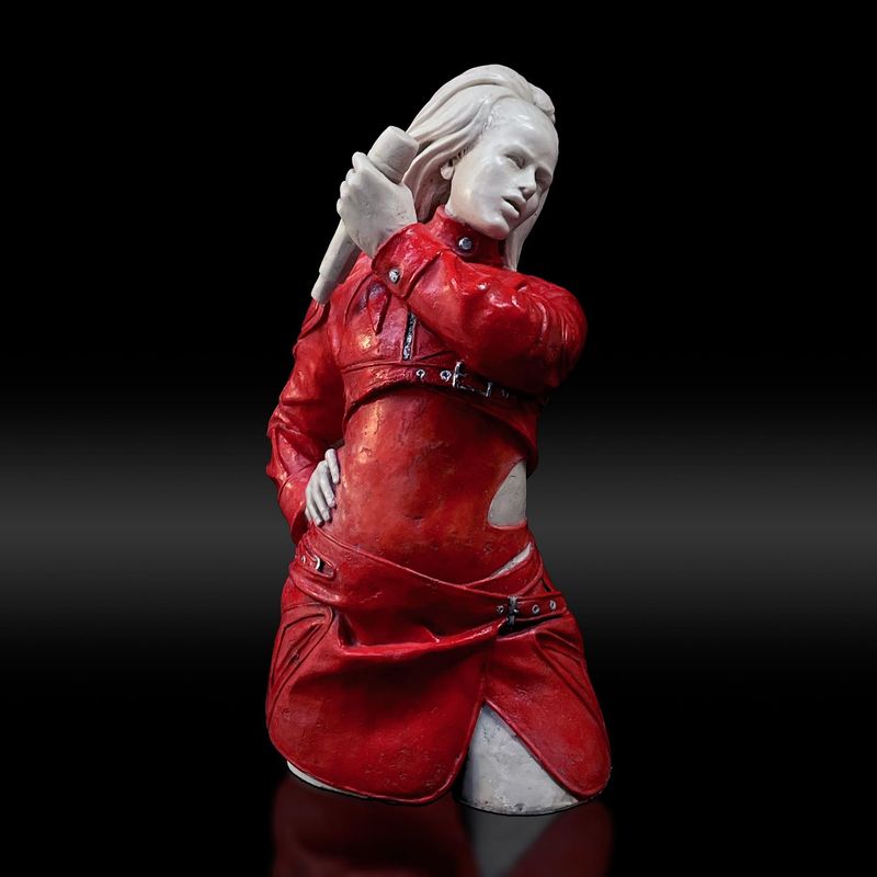 cantante con un vestido rojo y un micrófono mirando hacia la derecha