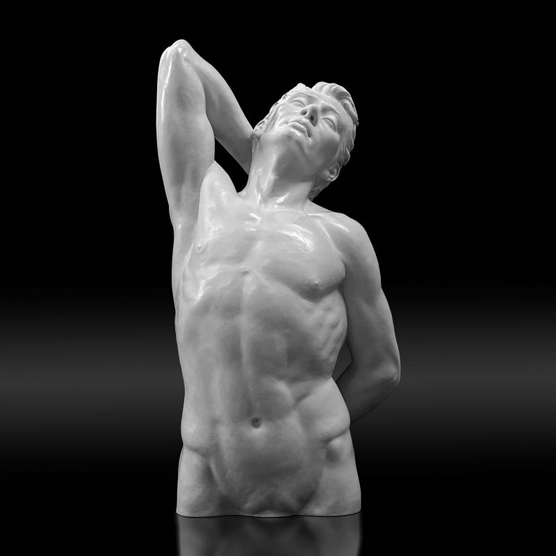 Escultura de alabastro blanco de medio cuerpo de un hombre desnudo vista de frente con el  brazo derecho levantado tocándose la nuca la cabeza mirando hacia arriba y la mano izquierda en la espalda