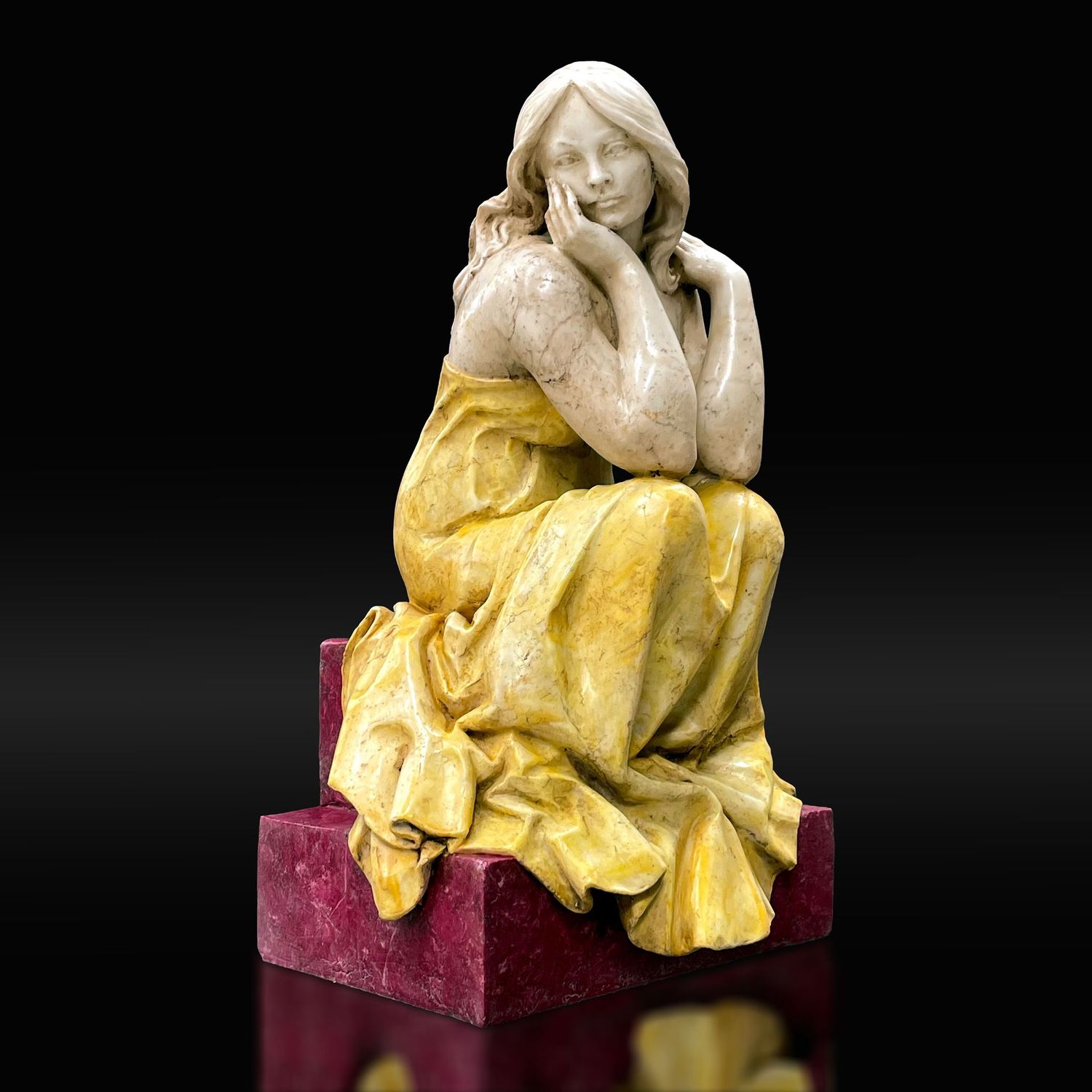 Escultura de mujer sentada pensando con un vestido amarillo mirando al frente