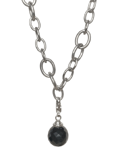 Gargantilla de acero con piedra negra. Gargantilla de acero con piedra negra.
