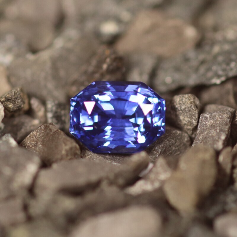 Saphir Bleu Intense 2.06 Ct - Chauffé Saphir Bleu Intense 2.06 Ct - Chauffé