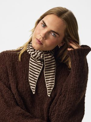 PCKOMMA TRIANGLE SCARF NOOS BC Hot Fudge/Whitecap G