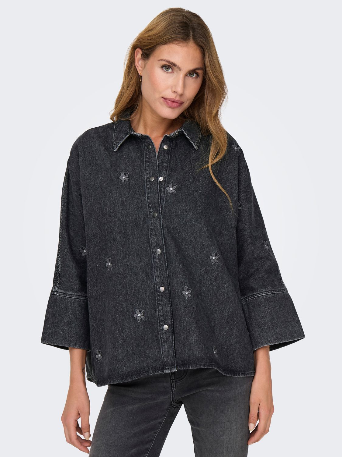 ONLGRACE 3/4 FLOWER EMB DNM SHIRT CRO Washed Black/FLOWER