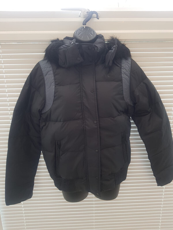 Nike Women&#39;s Alliance Hooded Bomber 500 Jacket in Black &amp; Grey