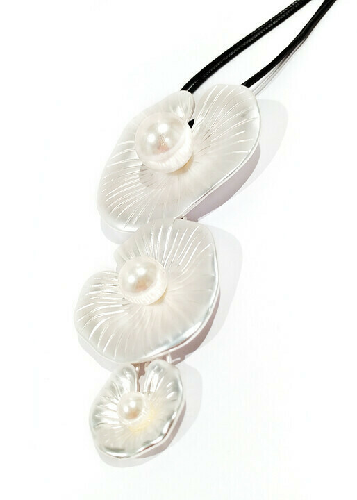 NECKLACE LILY PAD PEARL SILVER