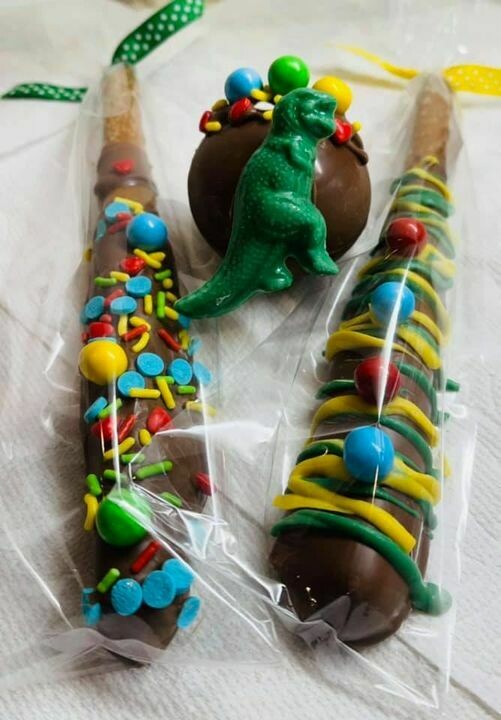 Dinosaur Cocoa Bomb &amp; 2-Pretzel Bundle