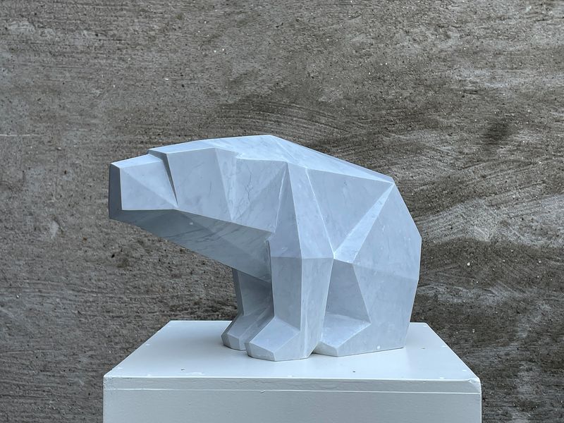 Bär - 2024 - Bardiglio ( Carrara Marmor/Italien)