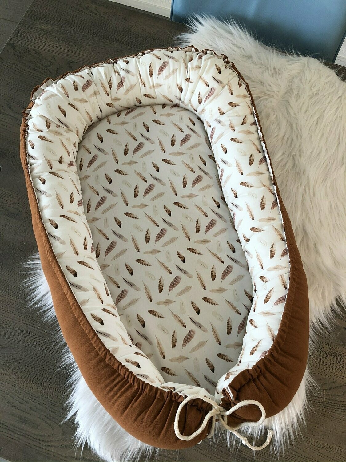 Babynest feathers cognac