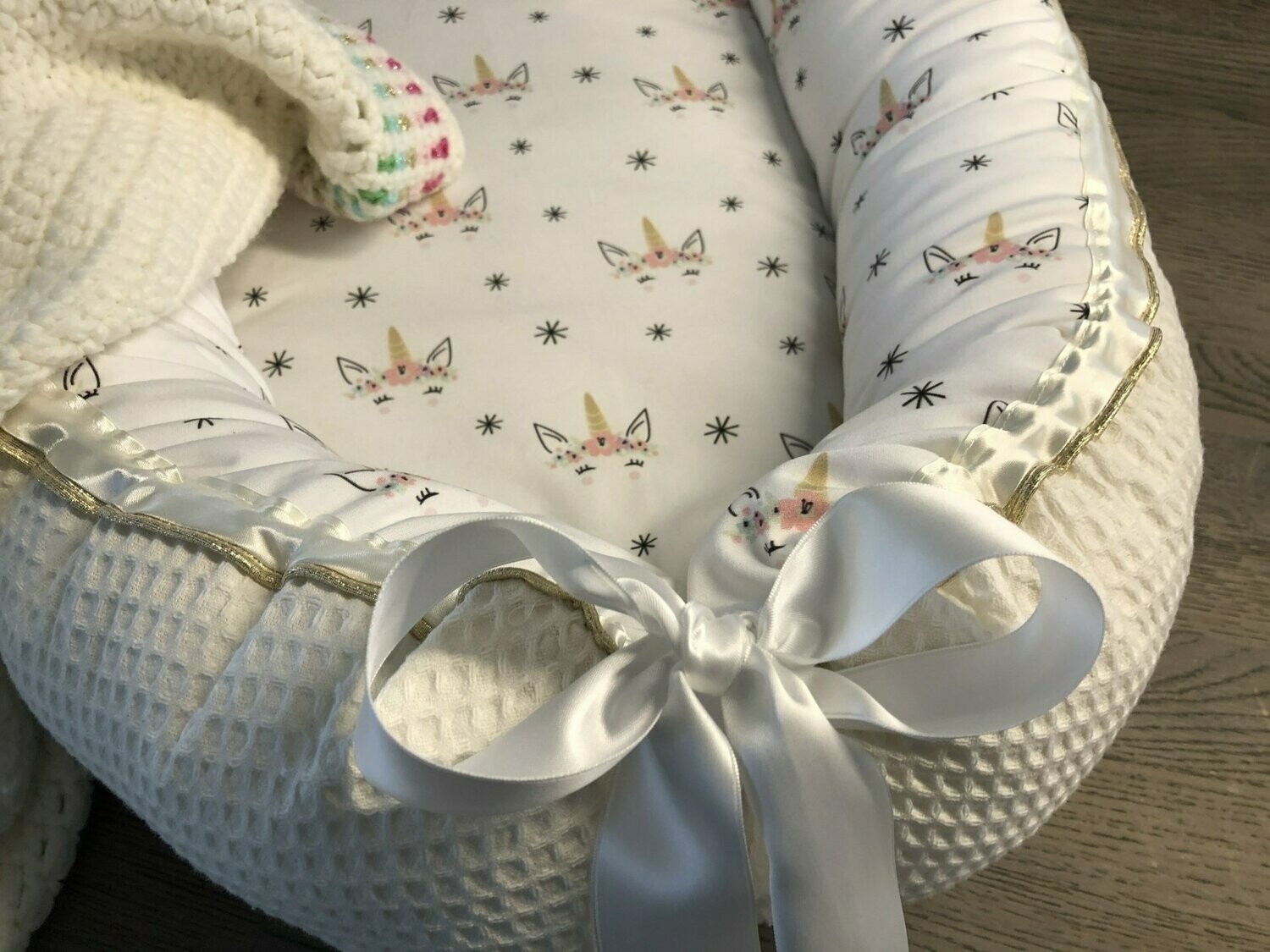 Babynest unicorn goud