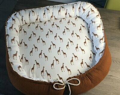 Tweeling babynest giraffe cognac wafel