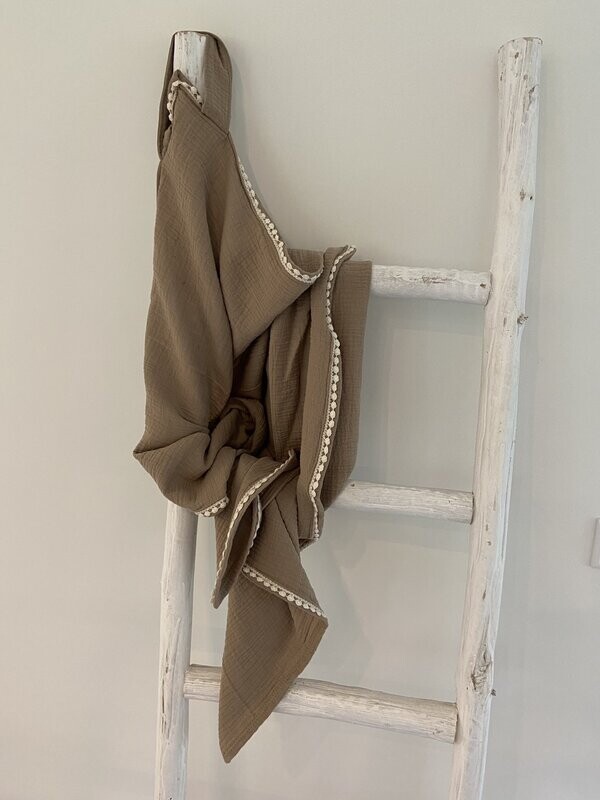 Swaddle hydrofiel taupe/ zand bolletjes kant naturel