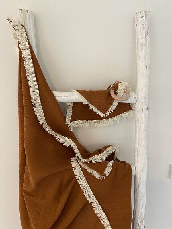 Swaddle hydrofiel cognac met fringe crème
