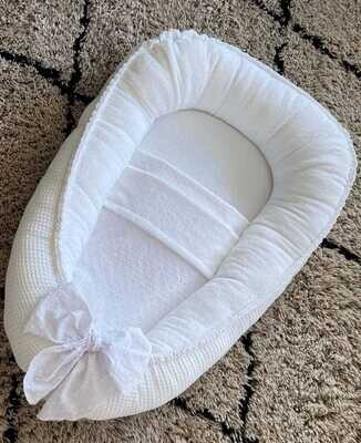 Babynest wit big bow