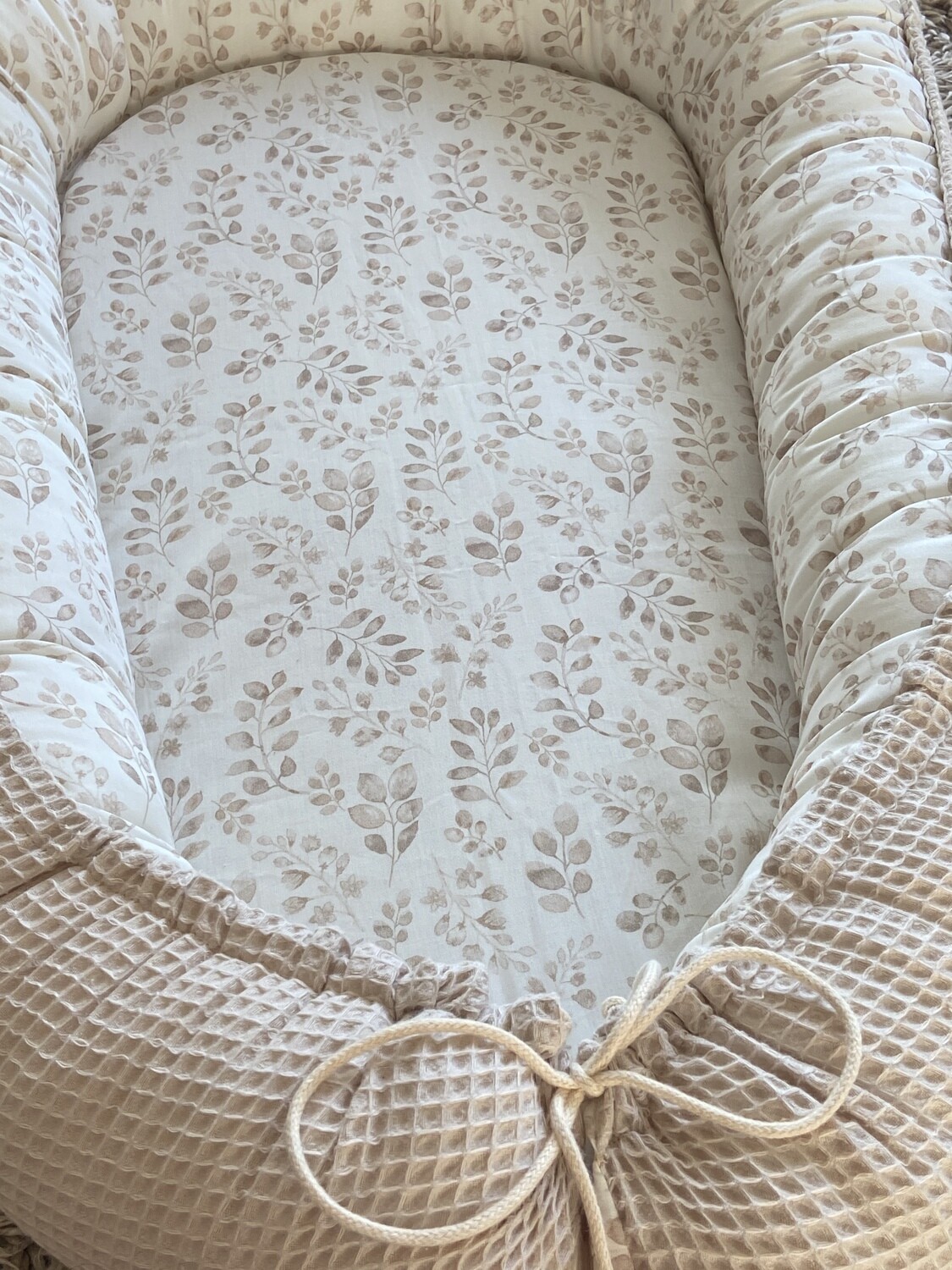 Babynest  beige blaadjes