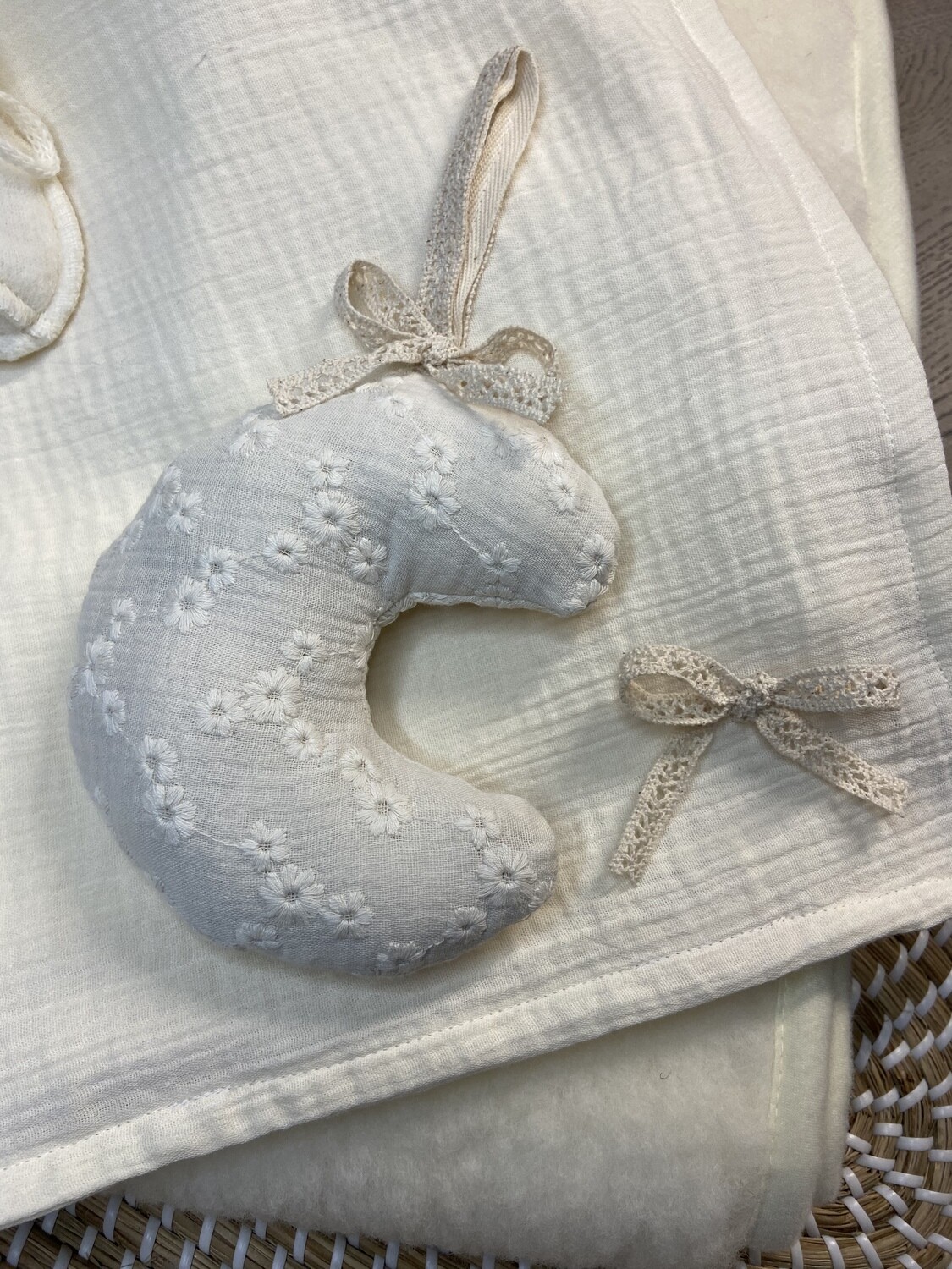 Speendoekje maan embroidery