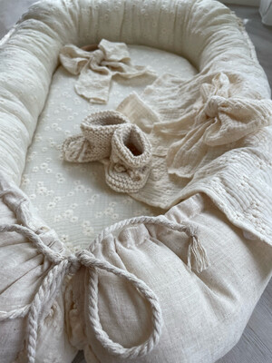 Babynest  naturel linnen met embroidery big flower