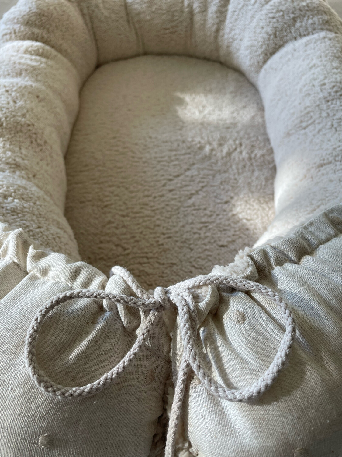 Babynest viscose linnen Embroidery dots beige teddy