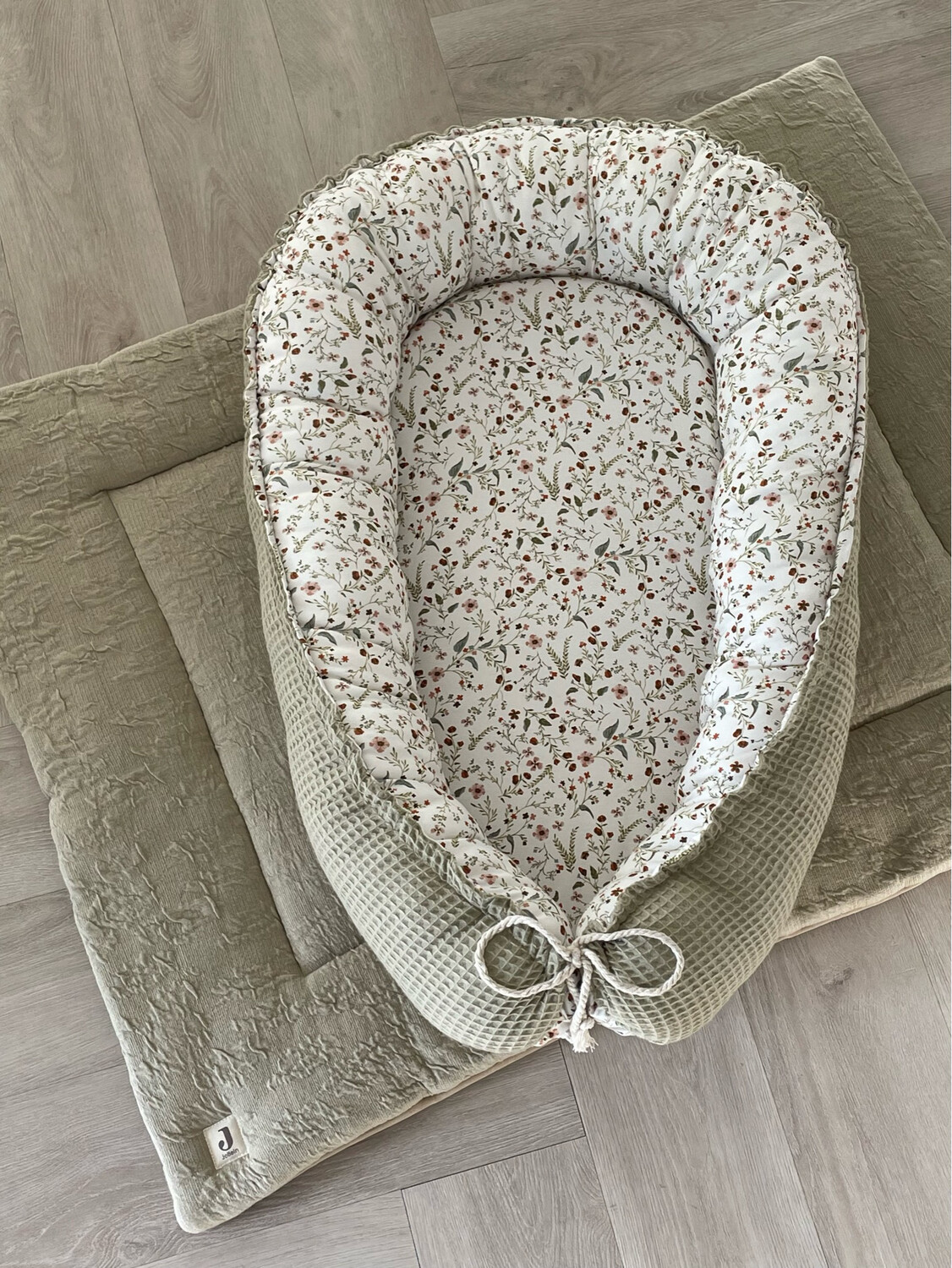 Babynest millefleurs Olijf Wafelkatoen
