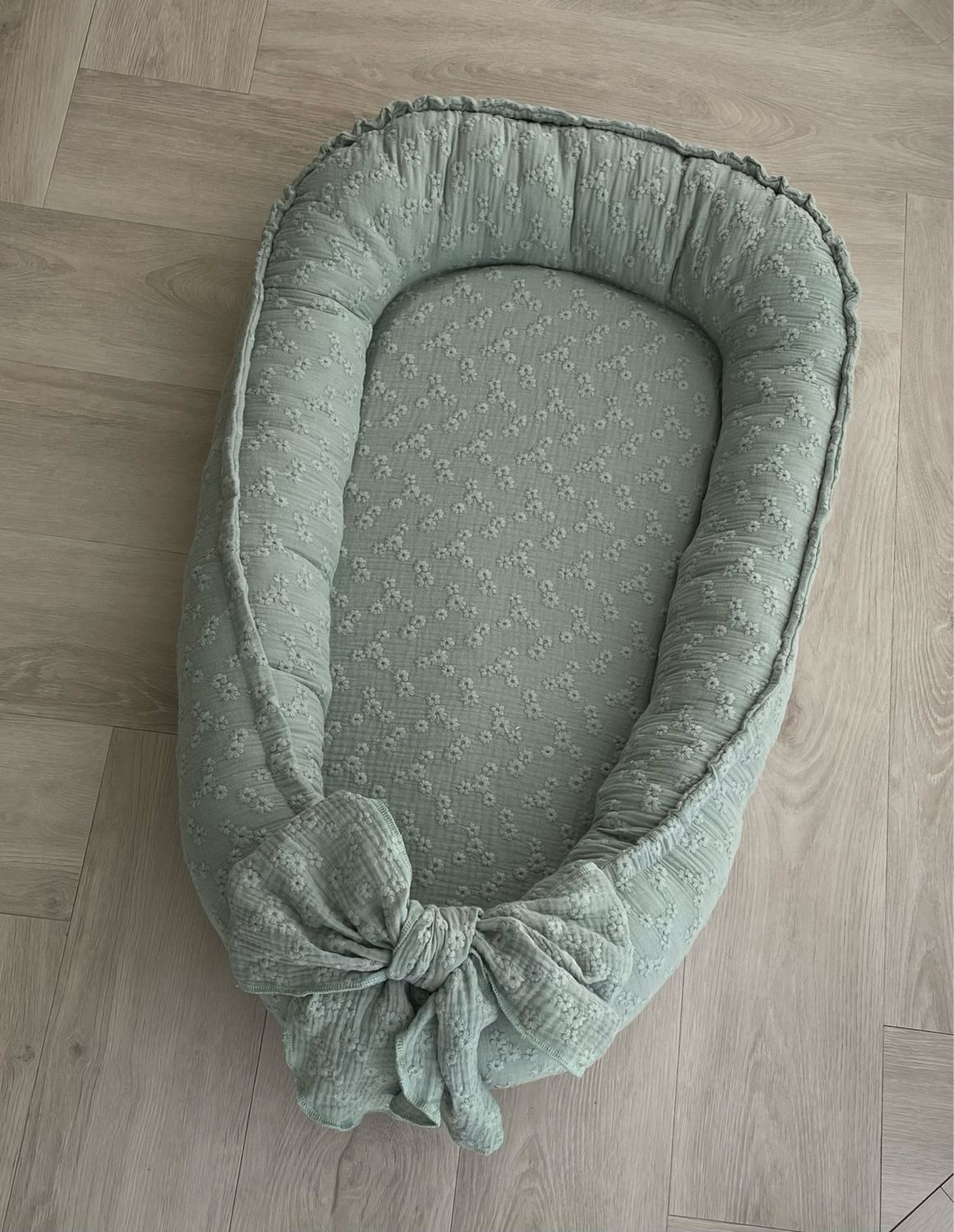 Babynest full naturel embroidery big flower oud groen