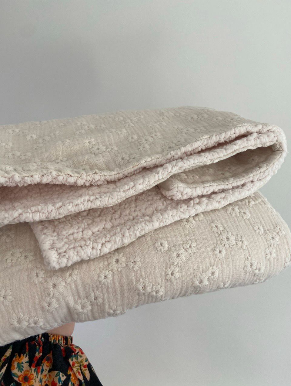 Deken naturel embroidery big flowers beige teddy