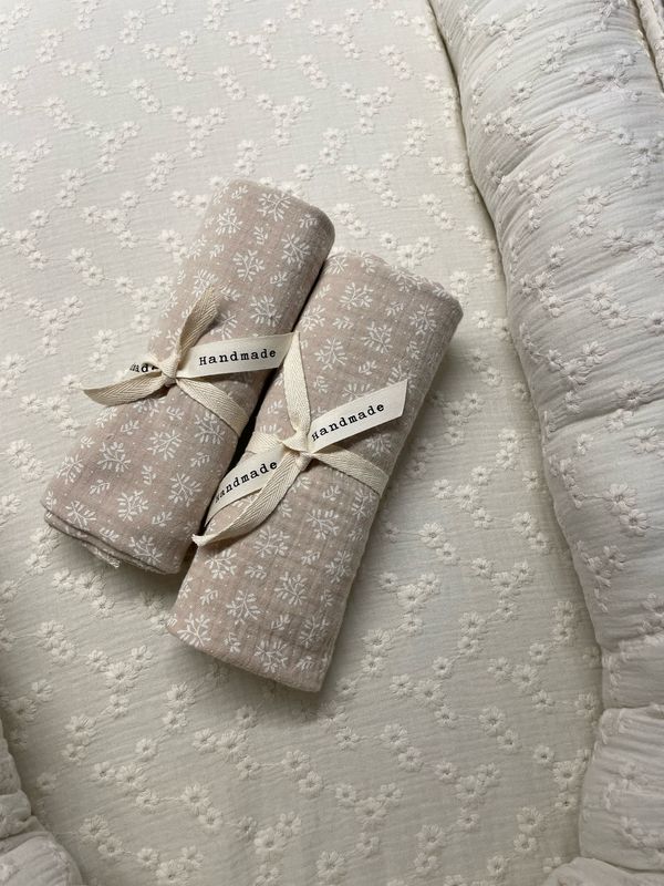 Swaddle hydrofiel licht beige bloemen