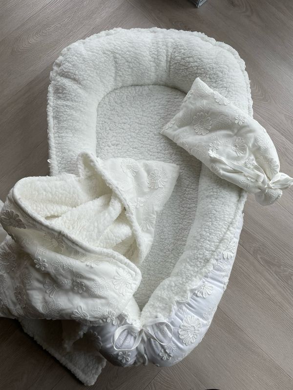 Babynest wit 3D embroidery teddy