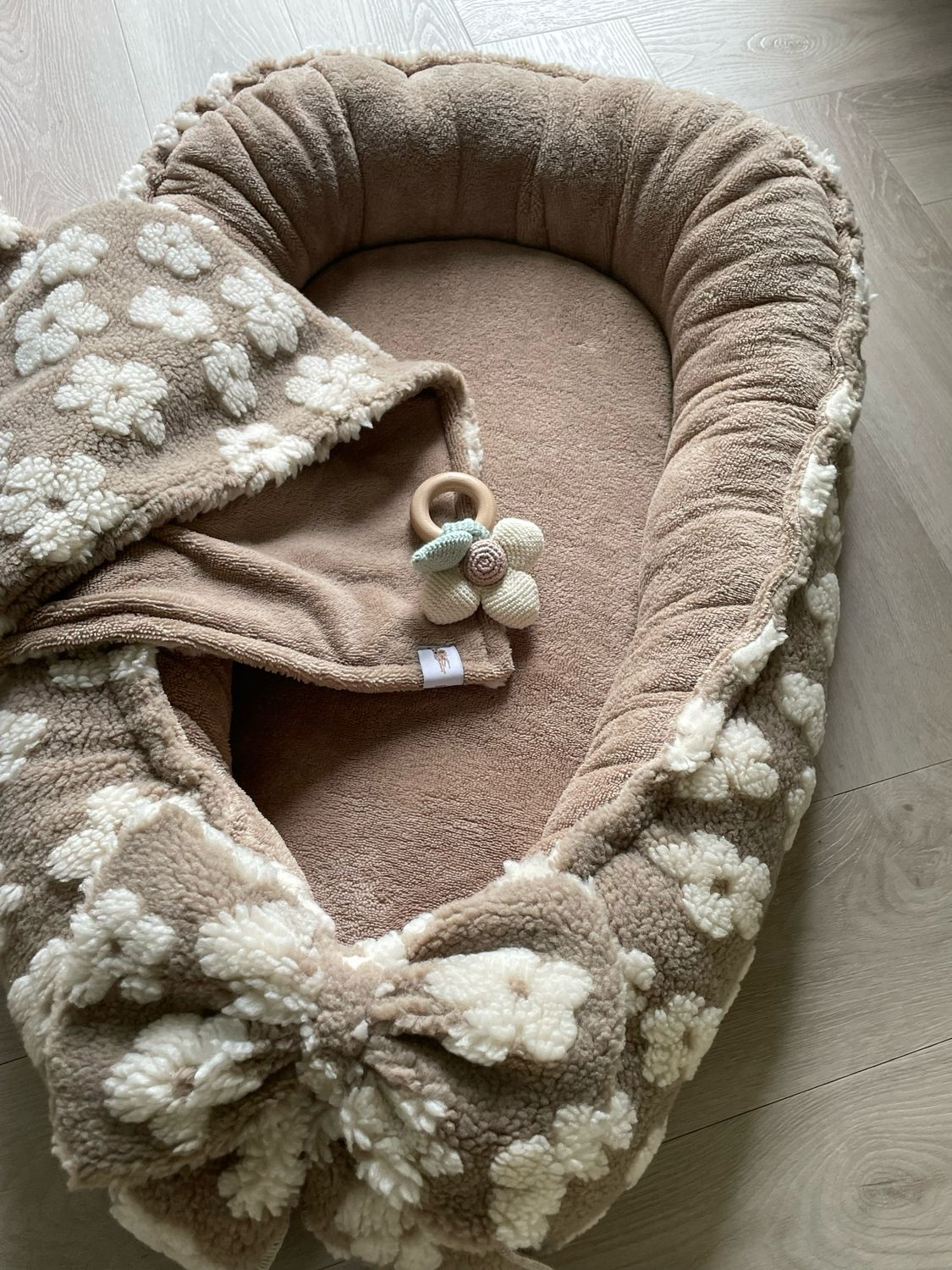 Babynestje Taupe Bouclé Teddy Daisy met bamboe teddy