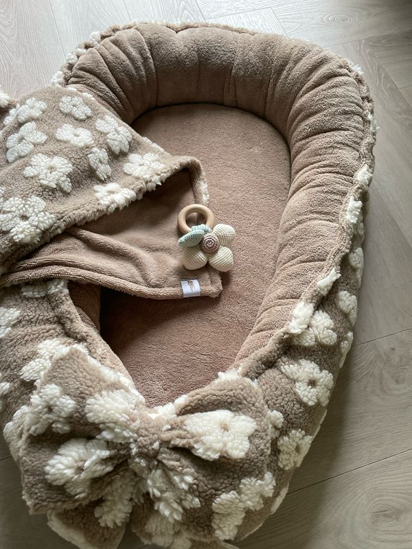 Babynestje Taupe Bouclé Teddy Daisy met bamboe teddy