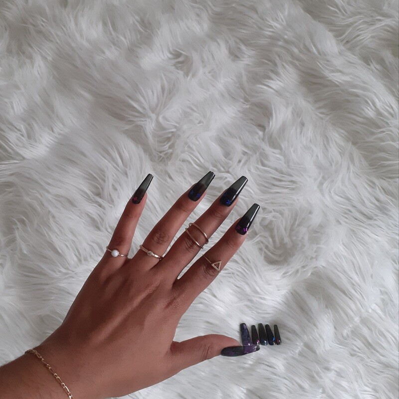 Press on nails taille M noir motifs galaxie et papillons