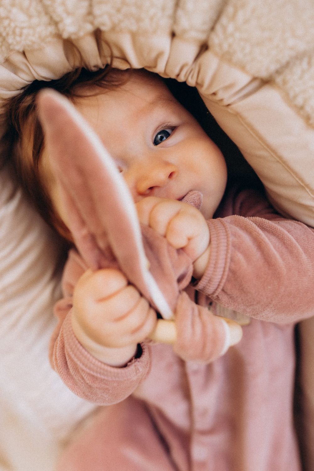 CRINKLE EARS WITH WOODEN RING