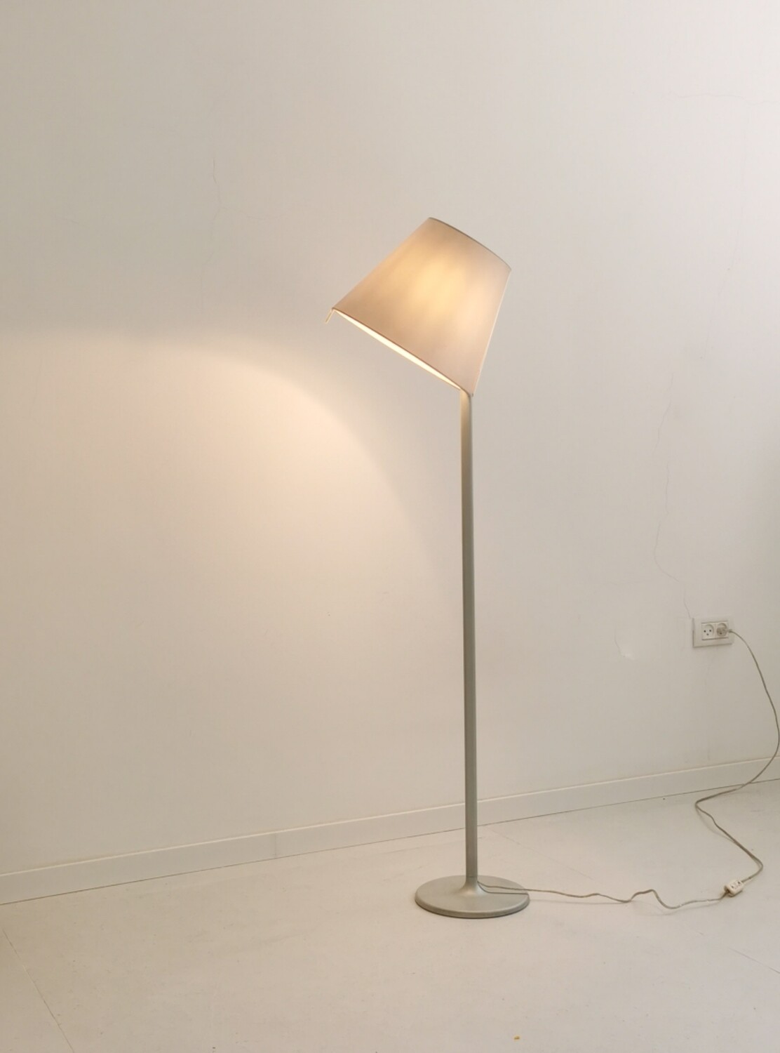 מנורת עמידה &quot;Melampo&quot; של המעצב Adrien Gardère לחברת Artemide