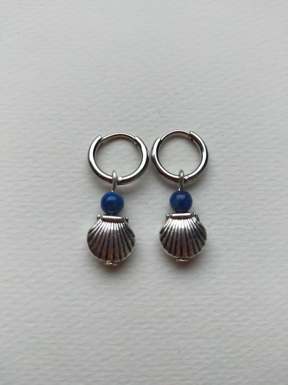 Oorringen jacobsschelp en lapis lazuli Oorringen jacobsschelp en lapis lazuli